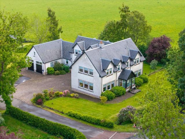 6 bedroom detached house for sale