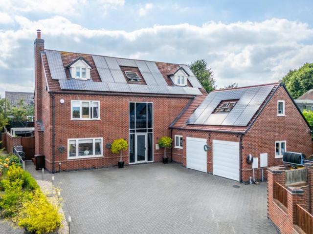 6 bedroom detached house for sale