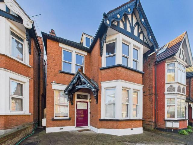 6 bedroom detached house for sale