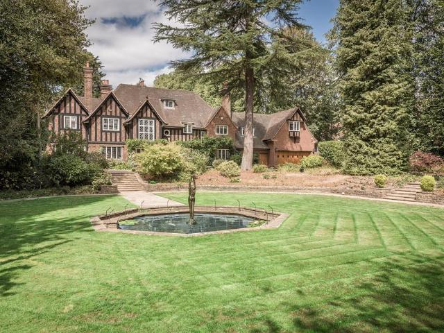 6 bedroom detached house for sale