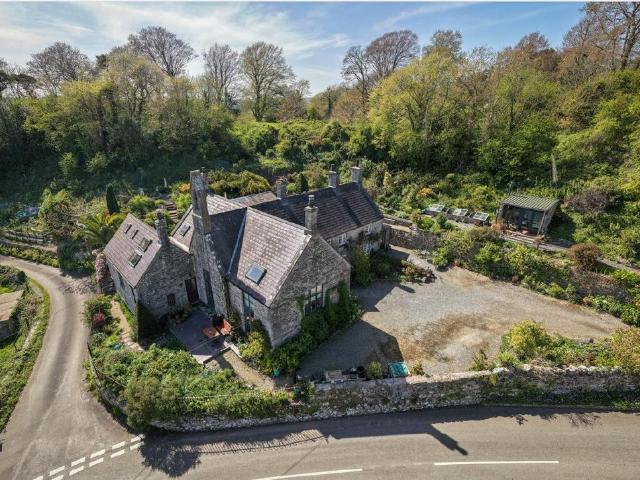 6 bedroom detached house for sale