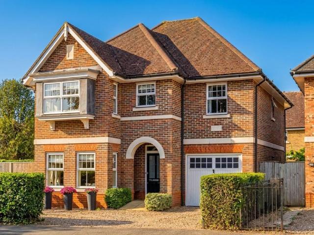 6 bedroom detached house for sale