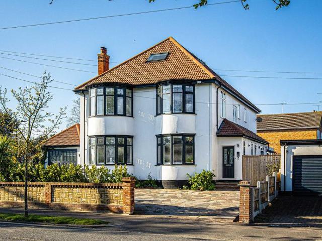 6 bedroom detached house for sale