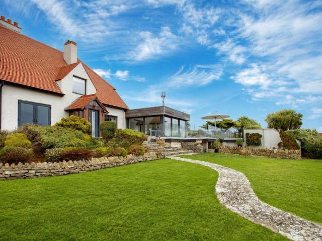 6 bedroom detached house for sale