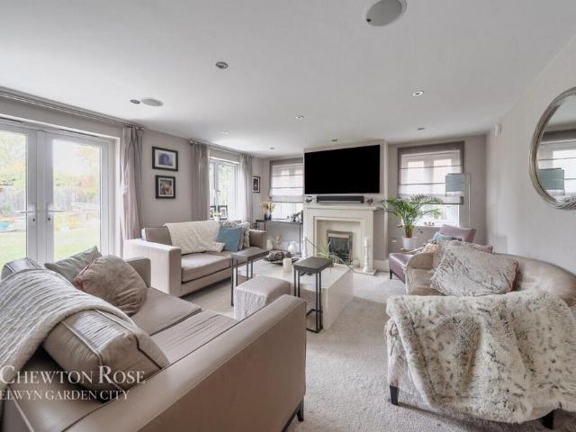 6 bedroom detached house for sale