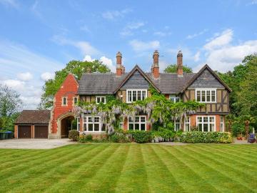 6 bedroom detached house for sale