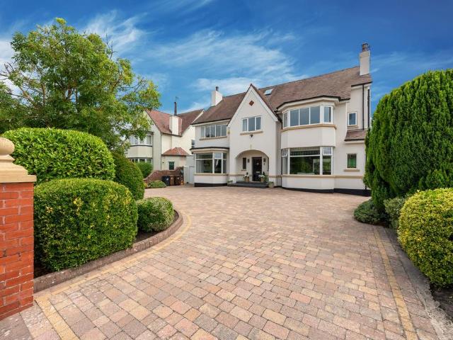 6 bedroom detached house for sale