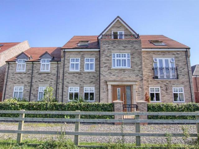 6 bedroom detached house for sale