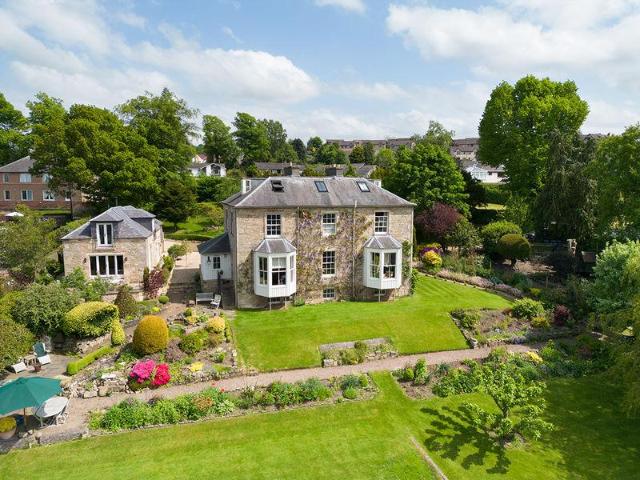 6 bedroom detached house for sale