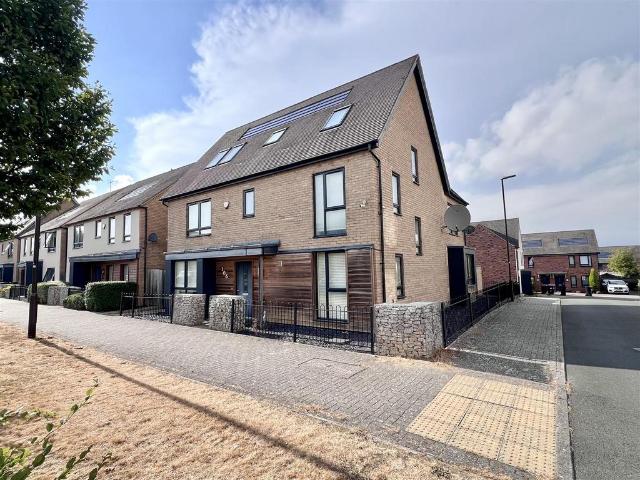 6 bedroom detached house for sale