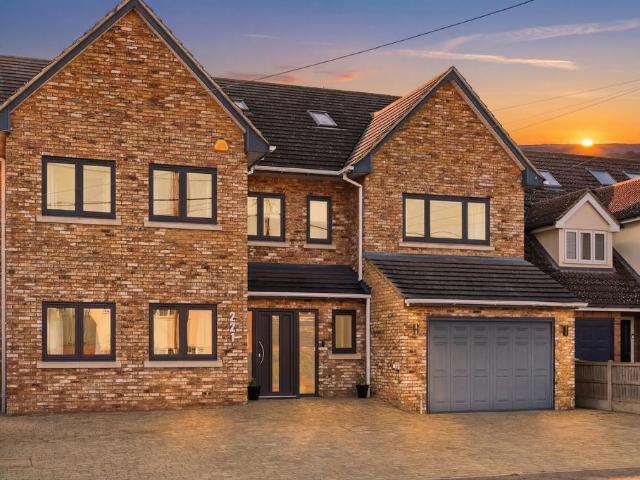 6 bedroom detached house for sale
