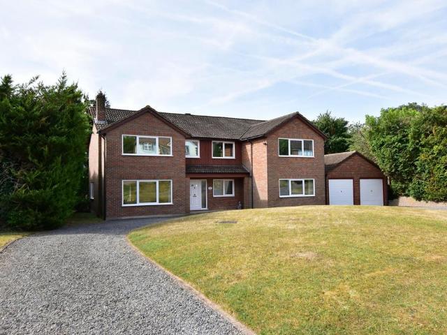 6 bedroom detached house for sale