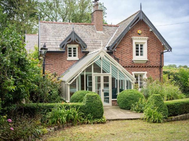 6 bedroom detached house for sale
