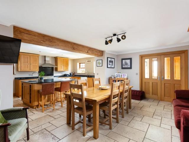 6 bedroom detached house for sale