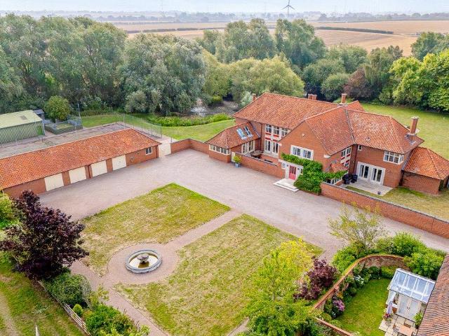 6 bedroom detached house for sale