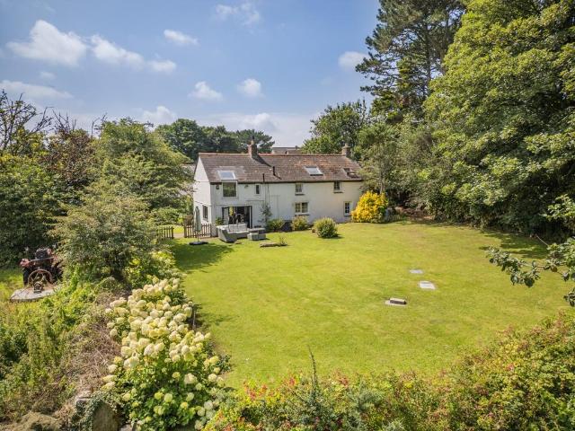 6 bedroom detached house for sale