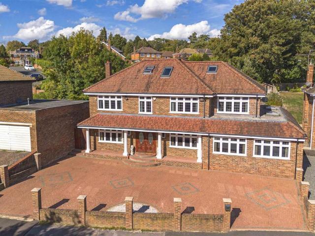 6 bedroom detached house for sale