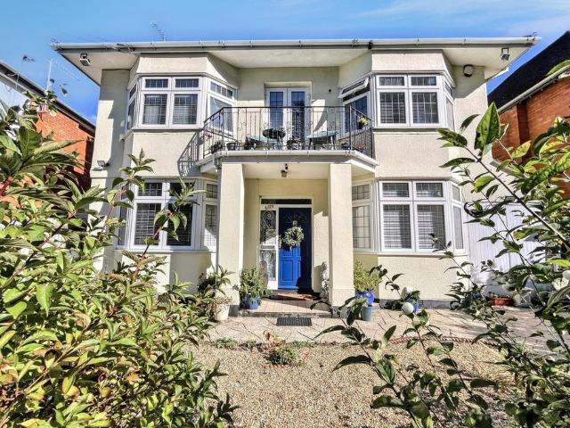 6 bedroom detached house for sale