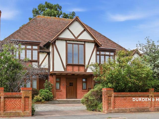 6 bedroom detached house for sale