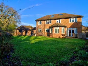 5 bedroom detached house for sale