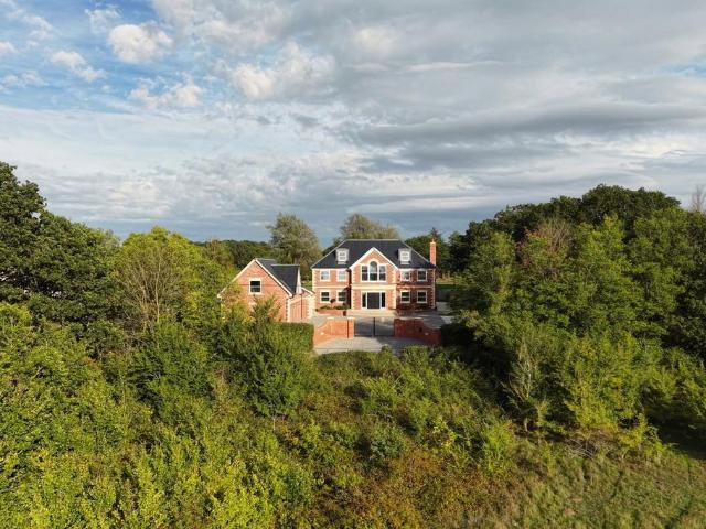 6 bedroom detached house for sale