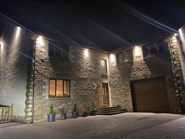 6 Bedroom Detached House To Let in West Calder, EH55