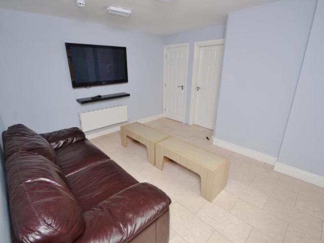 6 bedroom Detached house To Let