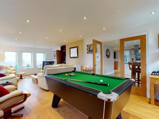 6 bedroom detached house to rent
