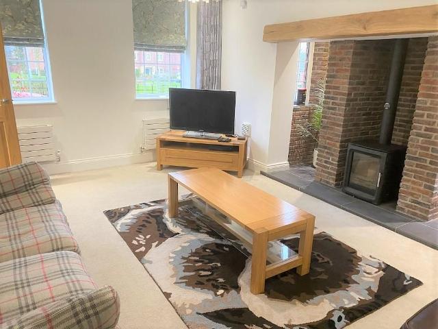 6 bedroom detached house to rent