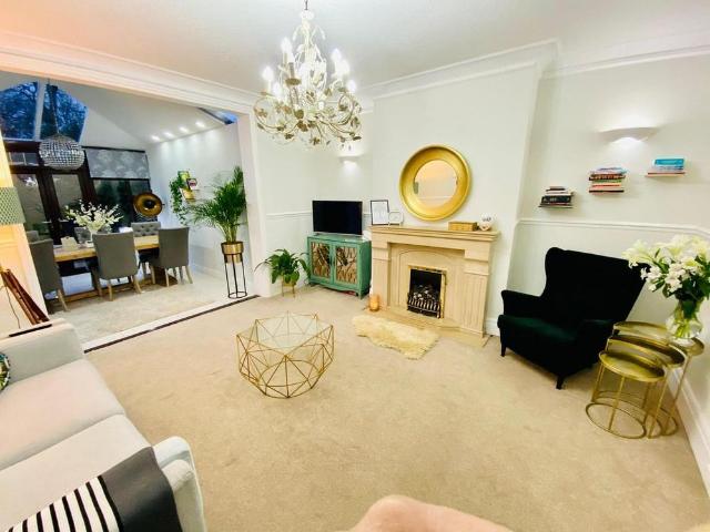 6 bedroom detached house to rent