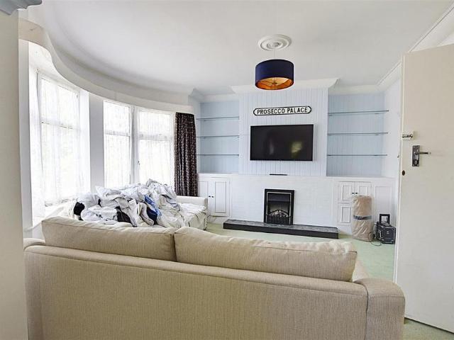 6 bedroom detached house to rent