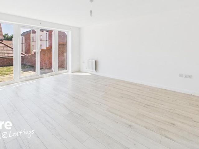 6 bedroom detached house to rent