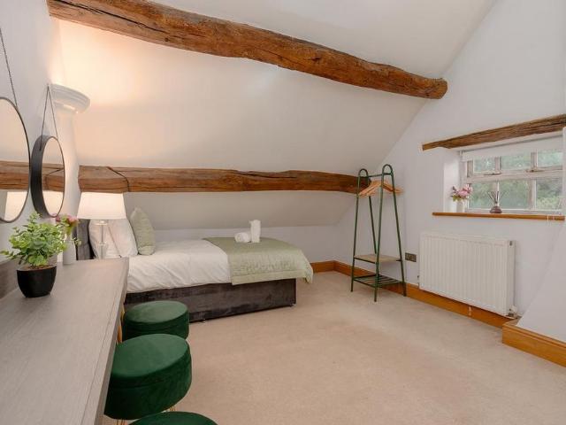 6 bedroom detached house to rent