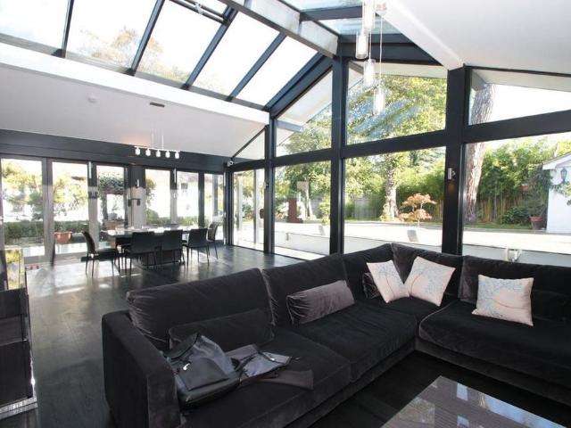 6 bedroom detached house to rent