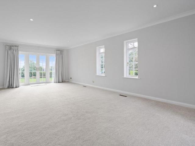 6 bedroom detached house to rent