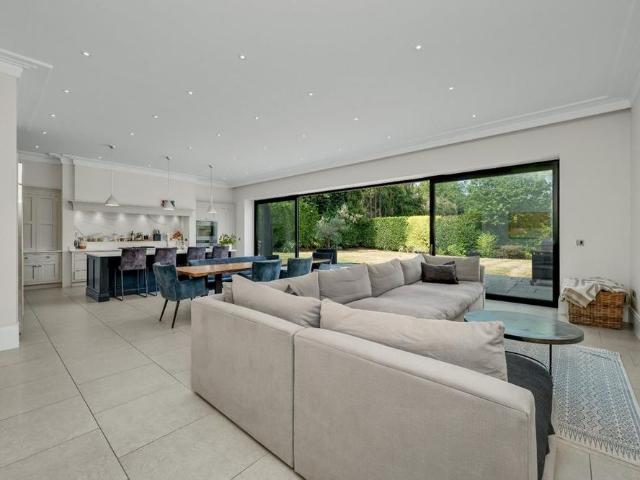 6 bedroom detached house to rent