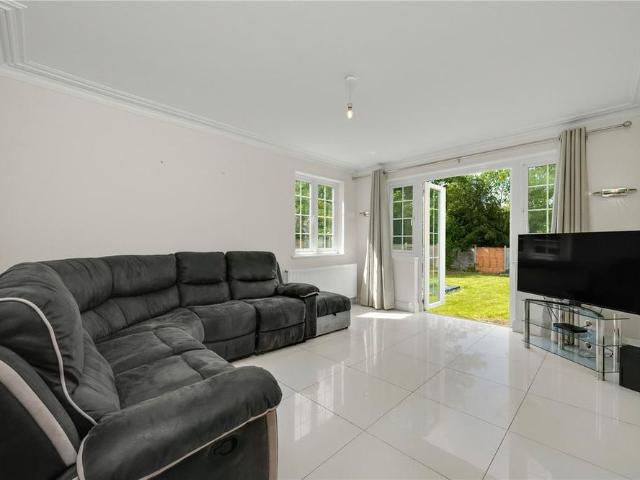 6 bedroom detached house to rent