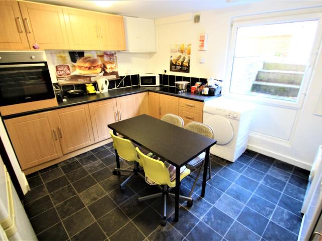 6 bedroom detached house to rent