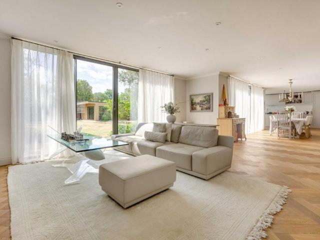 6 bedroom detached house to rent