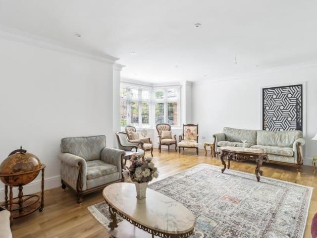 6 bedroom detached house to rent