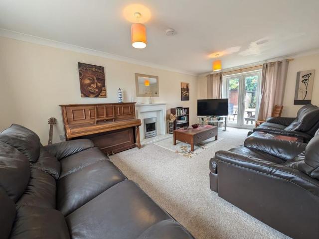 6 bedroom detached house to rent