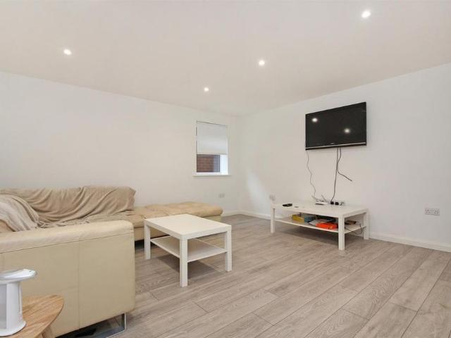 6 bedroom detached house to rent