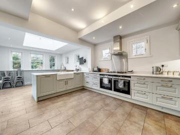6 bedroom detached house to rent