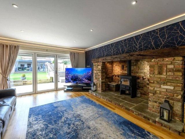 6 bedroom detached house to rent