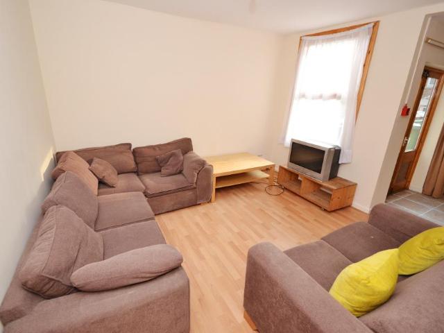 6 bedroom detached house to rent