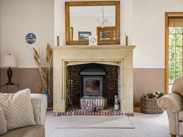 6 bedroom detached house to rent