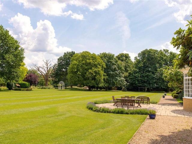6 bedroom detached house to rent