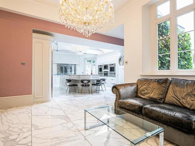 6 bedroom detached house to rent