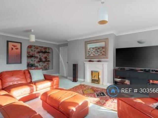 6 bedroom detached house to rent