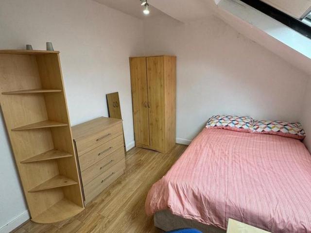 6 bedroom detached house to rent